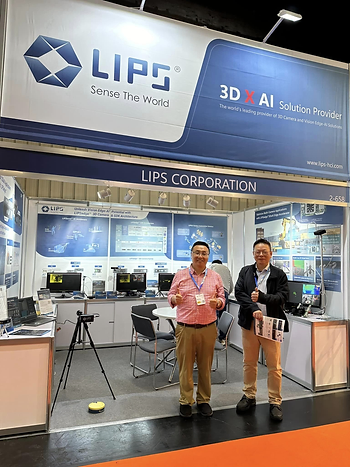 立普思 LIPS 在 Embedded World 2024 盛大展出 2 LIPS Corporation booth at an exhibition showcasing 3D AI solutions. Two representatives stand in front of the booth, which features posters, monitors, and equipment highlighting LIPSedge technology and edge-AI applications. The banner reads "Sense The World" and "3D X AI Solution Provider."